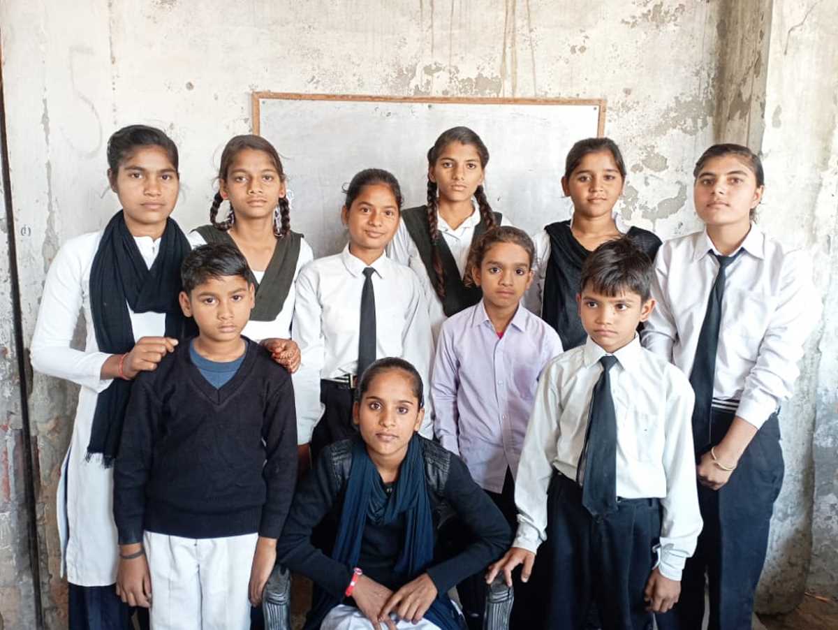 बाल दिवस के उपलक्ष में विद्यालय की छात्रा को बनाया एक दिन का प्रधानाचार्या