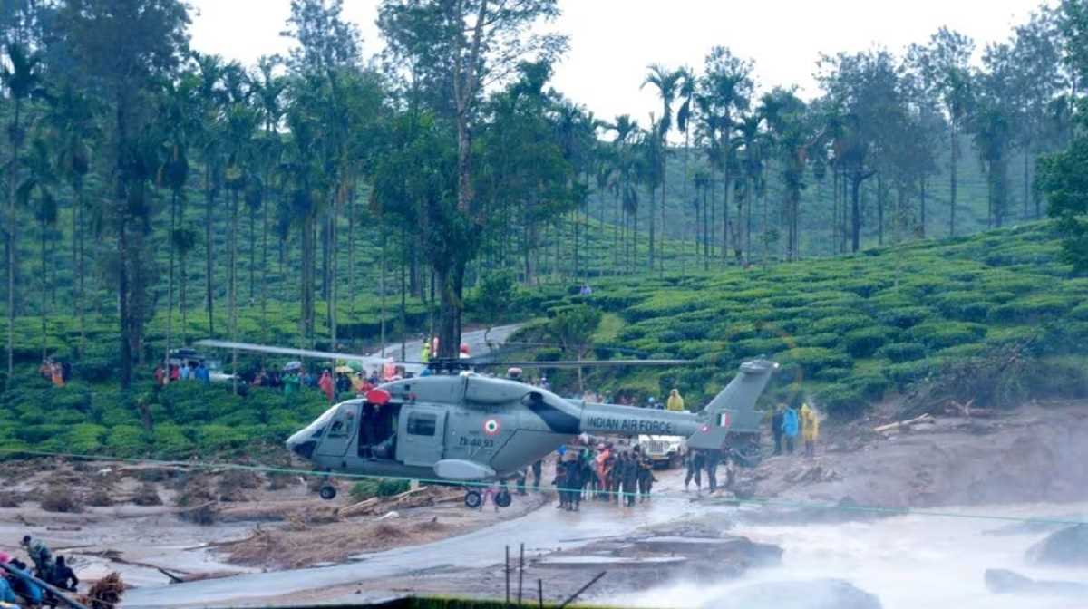 वायनाड में राहत व बचाव प्रयास तेज, हेलीकॉप्टर व आईसीजी जहाज ‘अभिनव’ की तैनाती