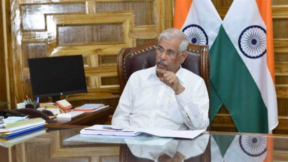 विश्वविद्याल केवल डिग्री नहीं दें बल्कि छात्रों को आत्मनिर्भर बनाए : आर्लेकर