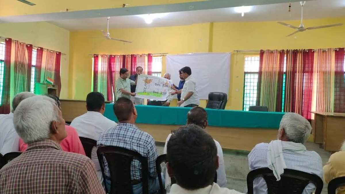 फलैदा कट पर विस्थापन स्थल को लेकर उपजिलाधिकारी ने ग्रामीणों संग की बैठक