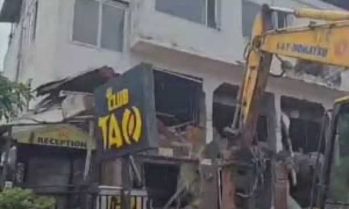 गोवा में अवैध नाइट क्लब पर चला बुलडोजर, पर्यटकों से ठगी का था आरोप
