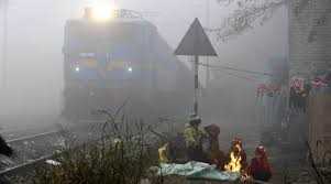 राजधानी दिल्ली में पारा लुढ़का, पड़ रही है कड़ाके की ठंड