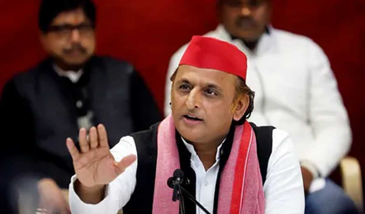 भाजपा के डिप्टी सीएम समाज के लोगों को लड़ा रहे हैं : अखिलेश