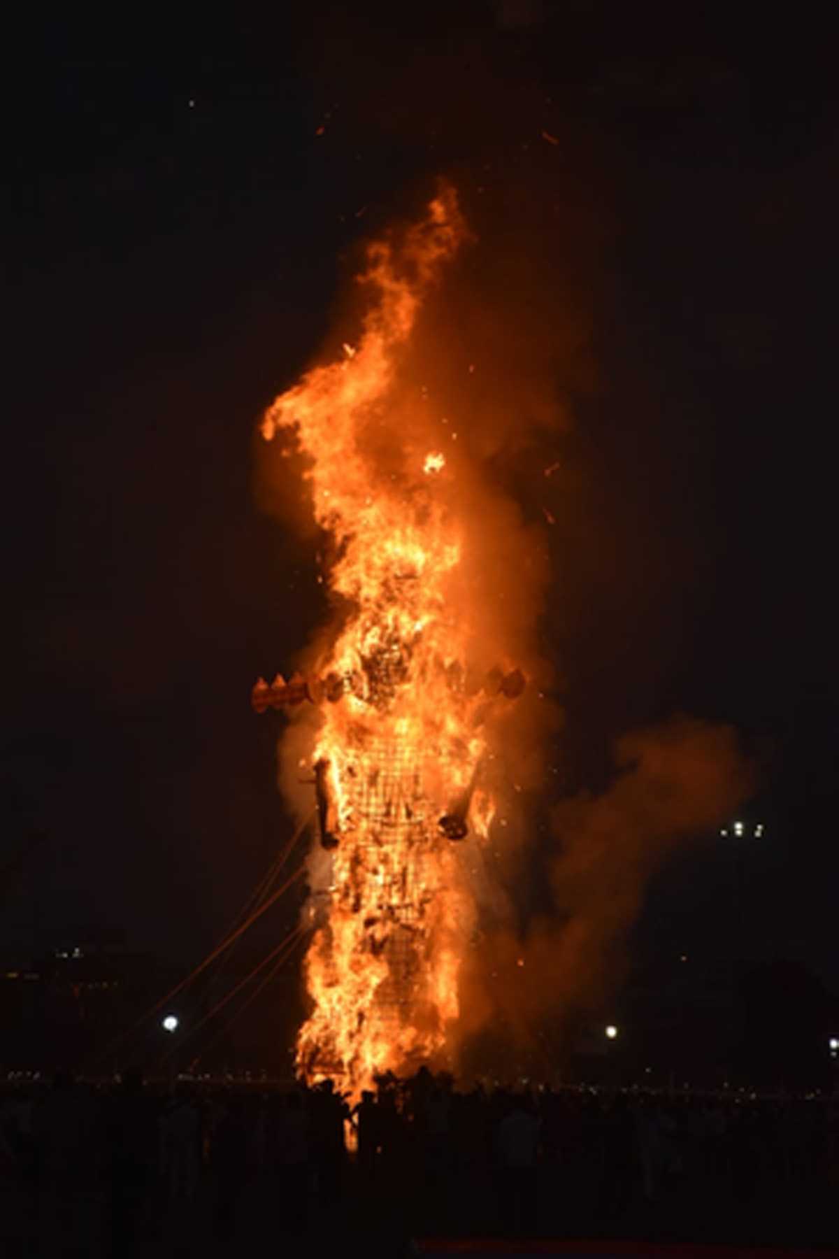 पटना सहित कई शहरों में धूं-धूंकर जला बुराई के प्रतीक रावण का पुतला पटना सहित कई शहरों में धूं-धूंकर जला बुराई के प्रतीक रावण का पुतला