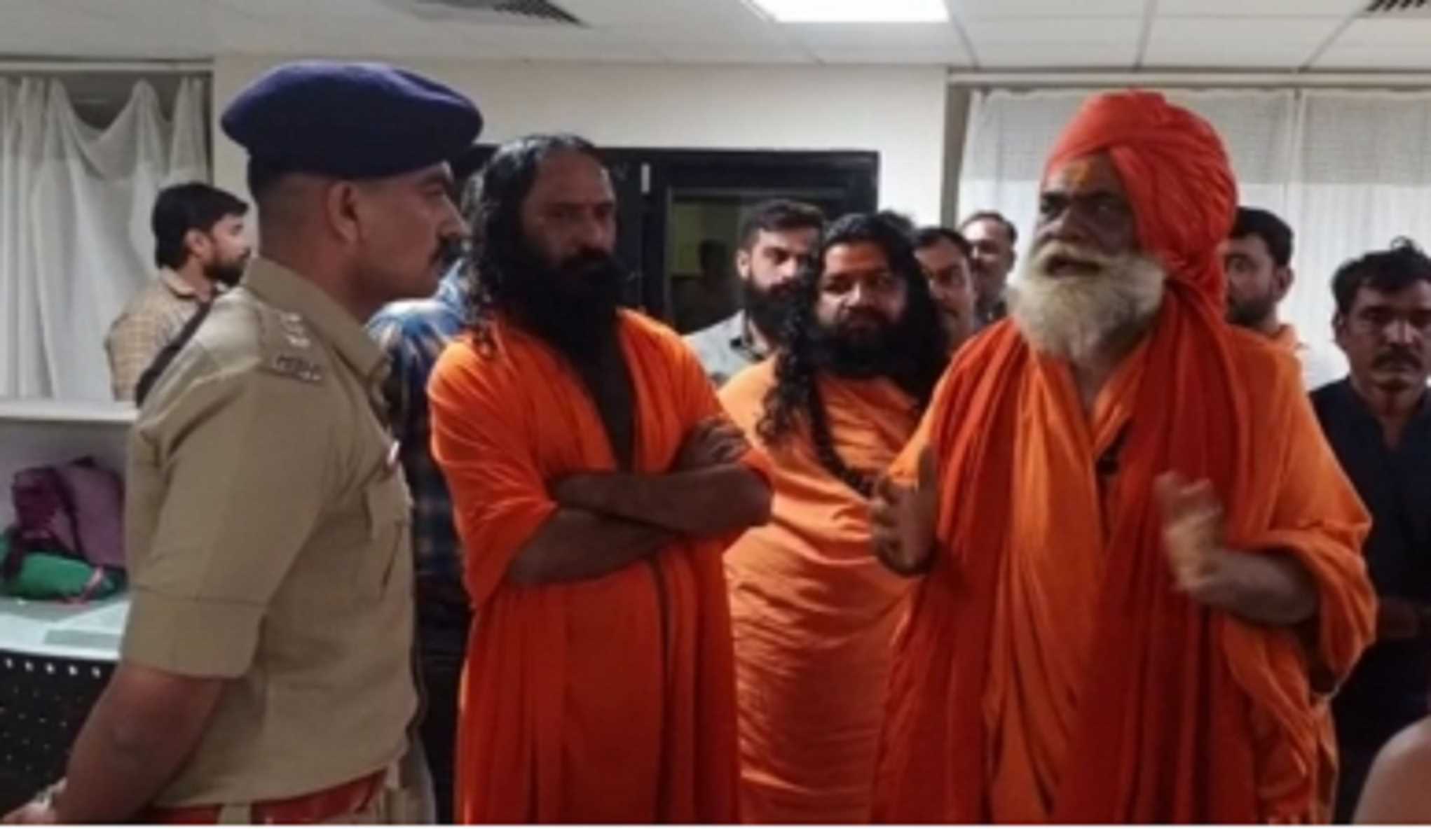 Gujarat Crime: गुजरात में हत्या के प्रयास के मामले में साधू गिरफ्तार