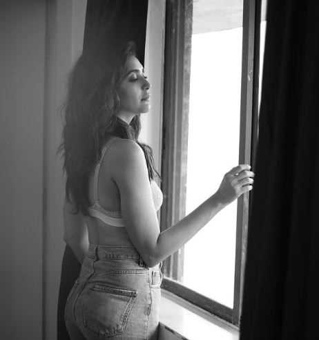 खोई-खोई सी नजर आईं करिश्मा तन्ना