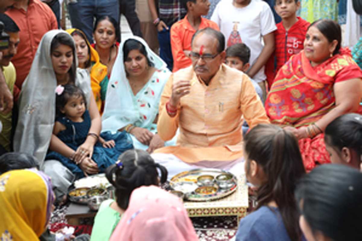 लाडली बहना के आगे अब लखपति बहना : शिवराज लाडली बहना के आगे अब लखपति बहना : शिवराज