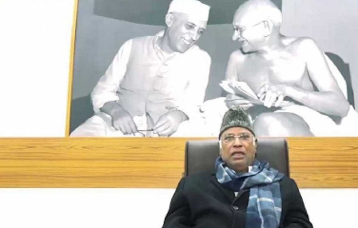 महंगाई, बेरोजगारी के खिलाफ संघर्ष में घरों से बाहर निकलें लोग : खड़गे