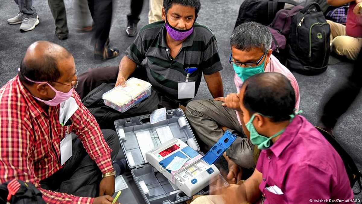 भारत में फिर छिड़ी चुनाव लड़ने की उम्र कम करने की बहस