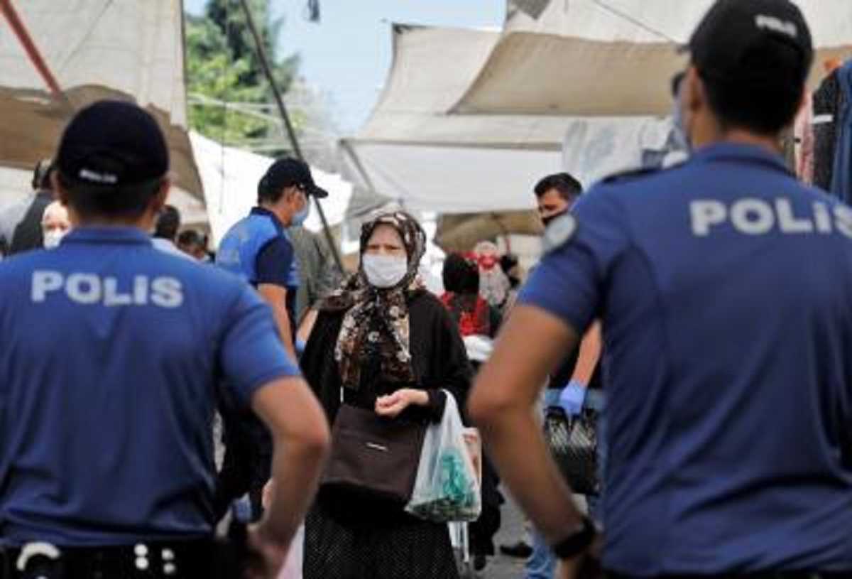 इस्तांबुल के एक शॉपिंग मॉल में गोलीबारी, 6 घायल इस्तांबुल के एक शॉपिंग मॉल में गोलीबारी, 6 घायल