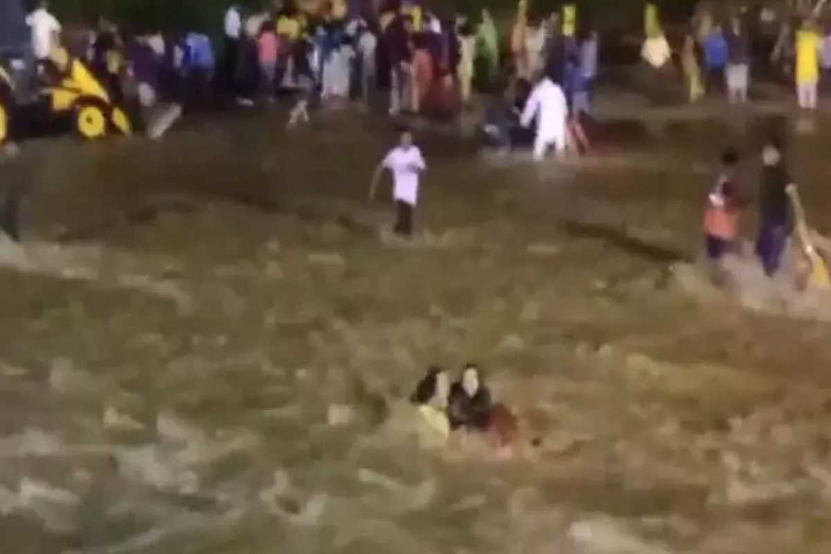 बंगाल के जलपाईगुड़ी में अचानक आई बाढ़ से 7 की मौत, कई लापता बंगाल के जलपाईगुड़ी में अचानक आई बाढ़ से 7 की मौत, कई लापता