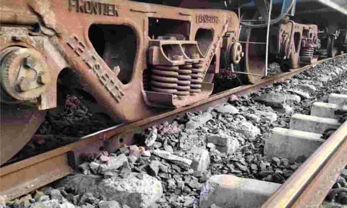 बिहार : पटरी में फंसी बाइक, दंपति सहित 3 की मौत