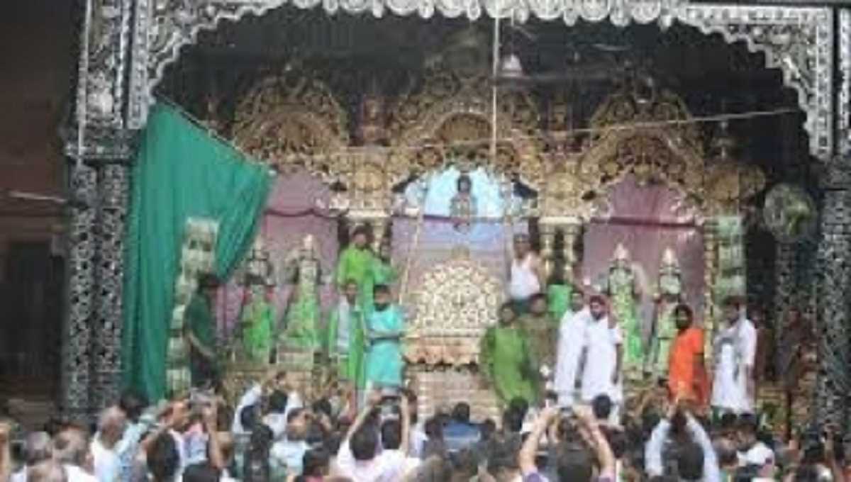 बांके बिहारी मंदिर में दर्शन का समय बढ़ा, अब 11 घंटे भक्तों के लिए खुले रहेंगे पट बांके बिहारी मंदिर में दर्शन का समय बढ़ा, अब 11 घंटे भक्तों के लिए खुले रहेंगे पट