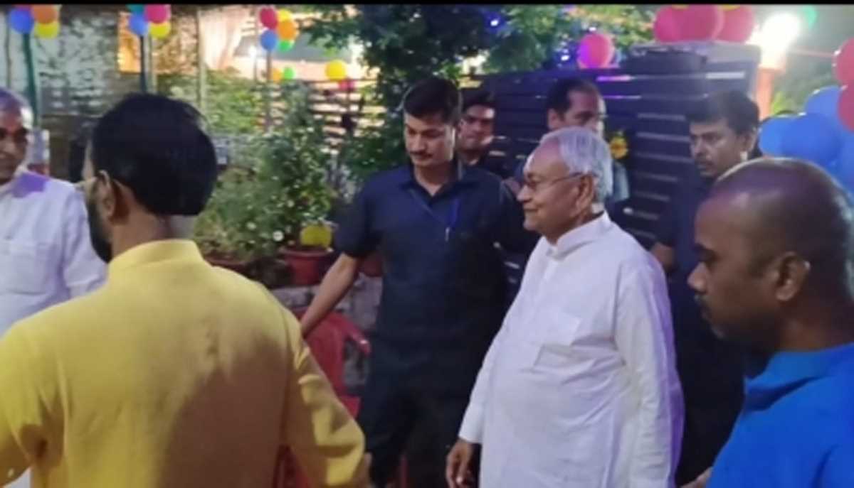 छठ पूजा का प्रसाद पाने भाजपा नेता संजय मयूख के घर पहुंचे नीतीश, लगने लगे कयास