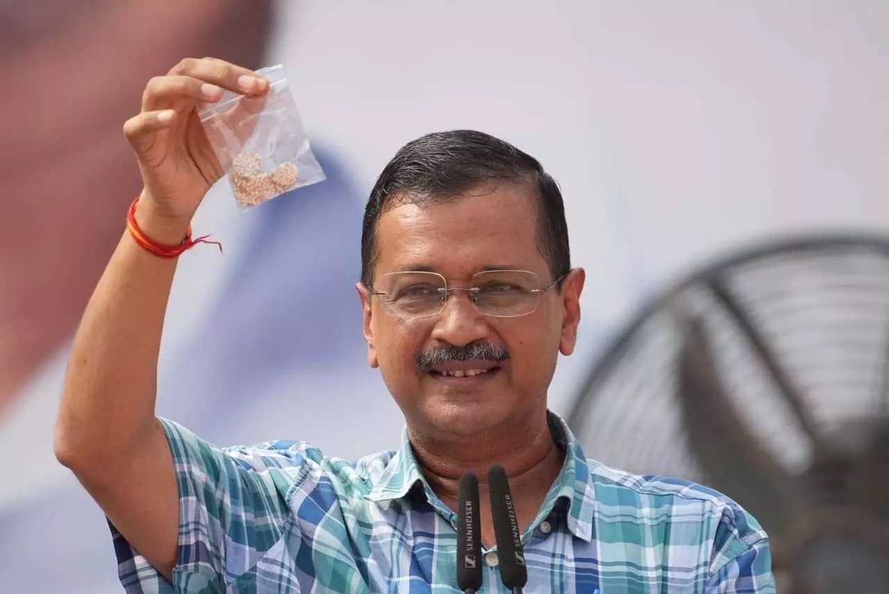 केजरीवाल ने लोगों में बांटीं मुफ्त की छह-छह रेवड़ियां