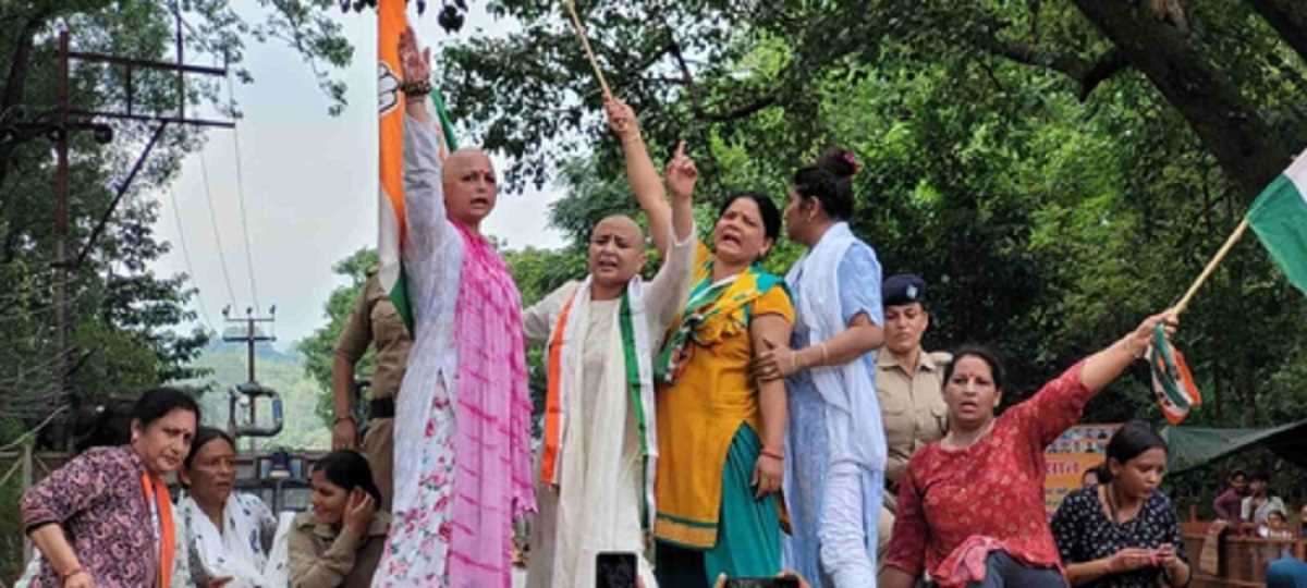 अंकिता भंडारी को न्याय दिलाने के लिए उत्तराखंड कांग्रेस महिला नेता ने मुंडवाया सिर