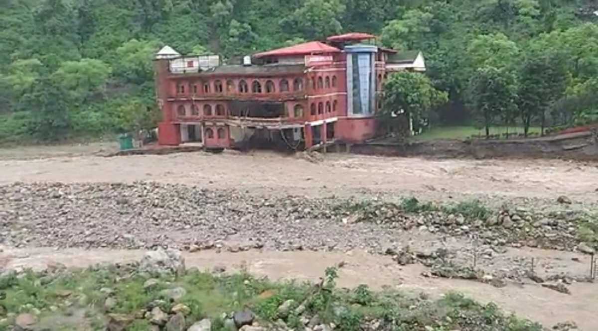 देहरादून में आफत की बारिश, दून डिफेंस कॉलेज की बिल्डिंग हुई जमीदोज़