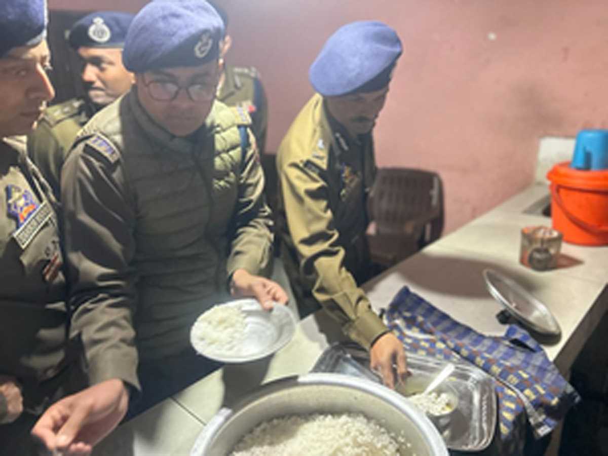 जम्मू-कश्मीर के डीजीपी ने कुलगाम का दौरा किया, पुलिसकर्मियों के साथ किया भोजन