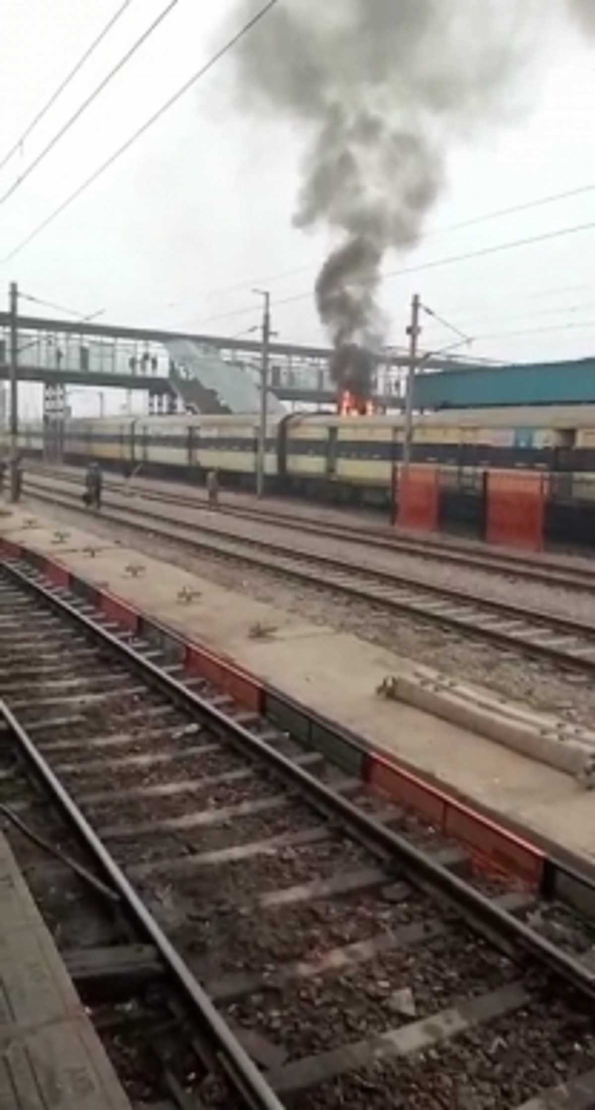 ईएमयू ट्रेन में लगी आग, फायर ब्रिगेड ने बुझाई, कोई जनहानि नही