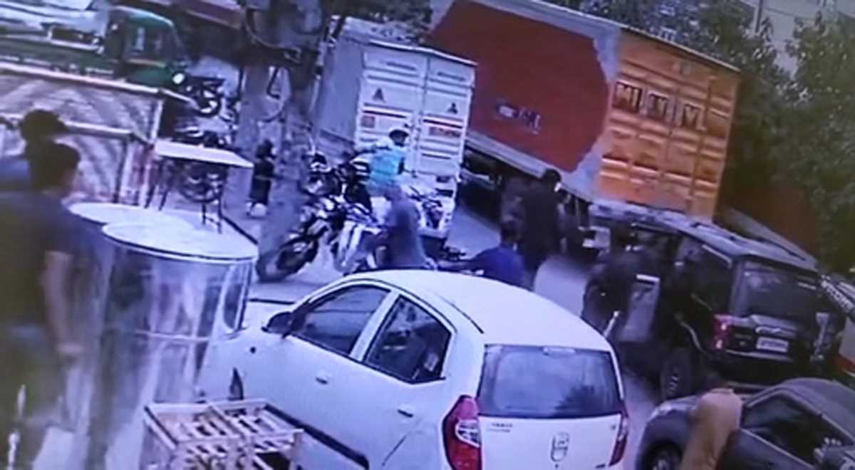 बदमाशों का तांडव, दिनदहाड़े दो बच्चों समेत पिता को अगवा करने की कोशिश