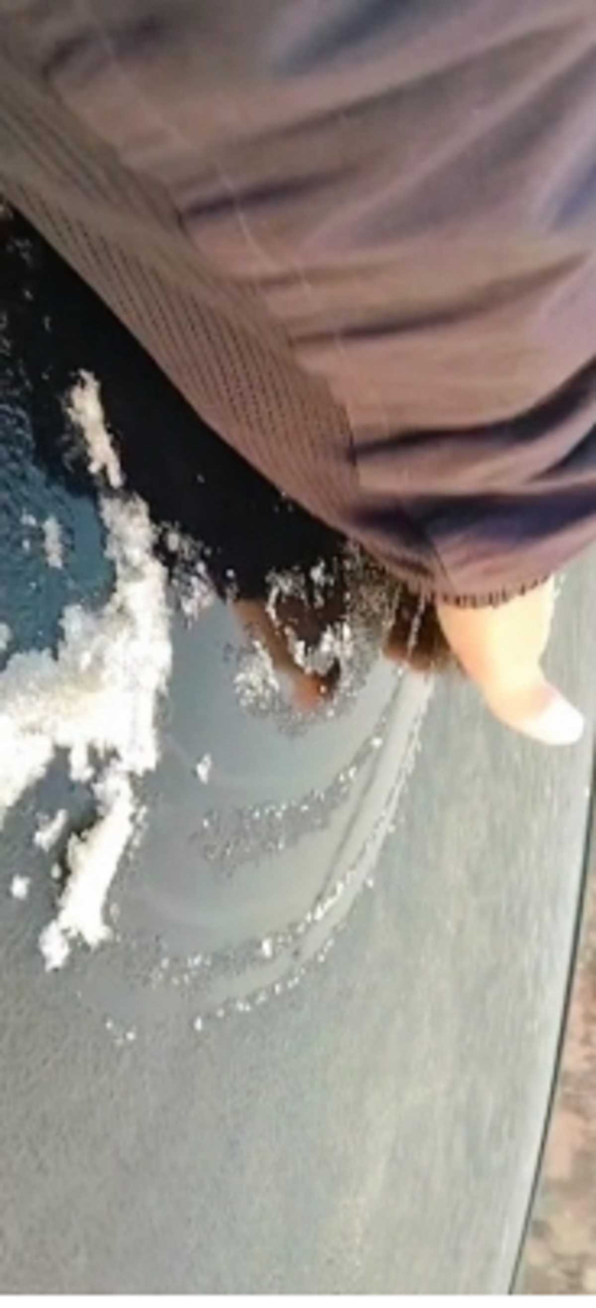 ग्रेटर नोएडा में गाड़ी के ऊपर जमी बर्फ जैसी चादर, वीडियो हुआ वायरल