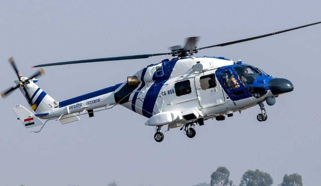 बिजली जाने की आशंका के कारण नौसेना का हेलिकॉप्टर अरब सागर में गिरा