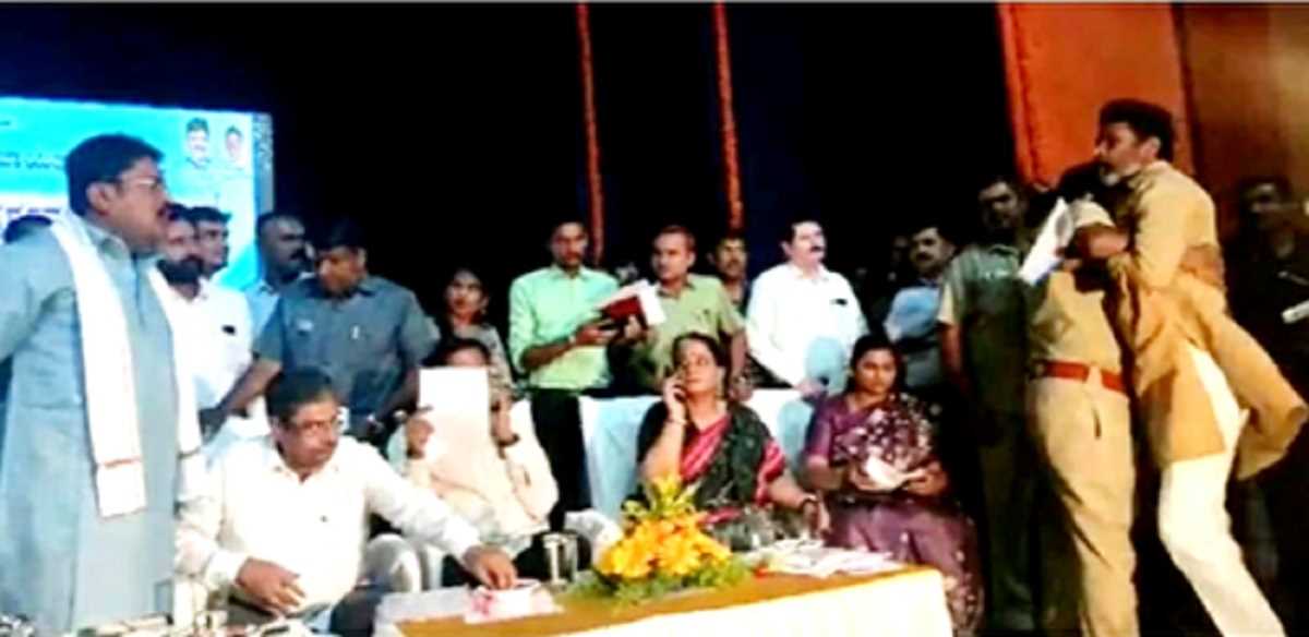 कर्नाटक पुलिस ने जनता दर्शन हंगामे के सिलसिले में भाजपा सांसद, कांग्रेस विधायक के खिलाफ एफआईआर दर्ज की