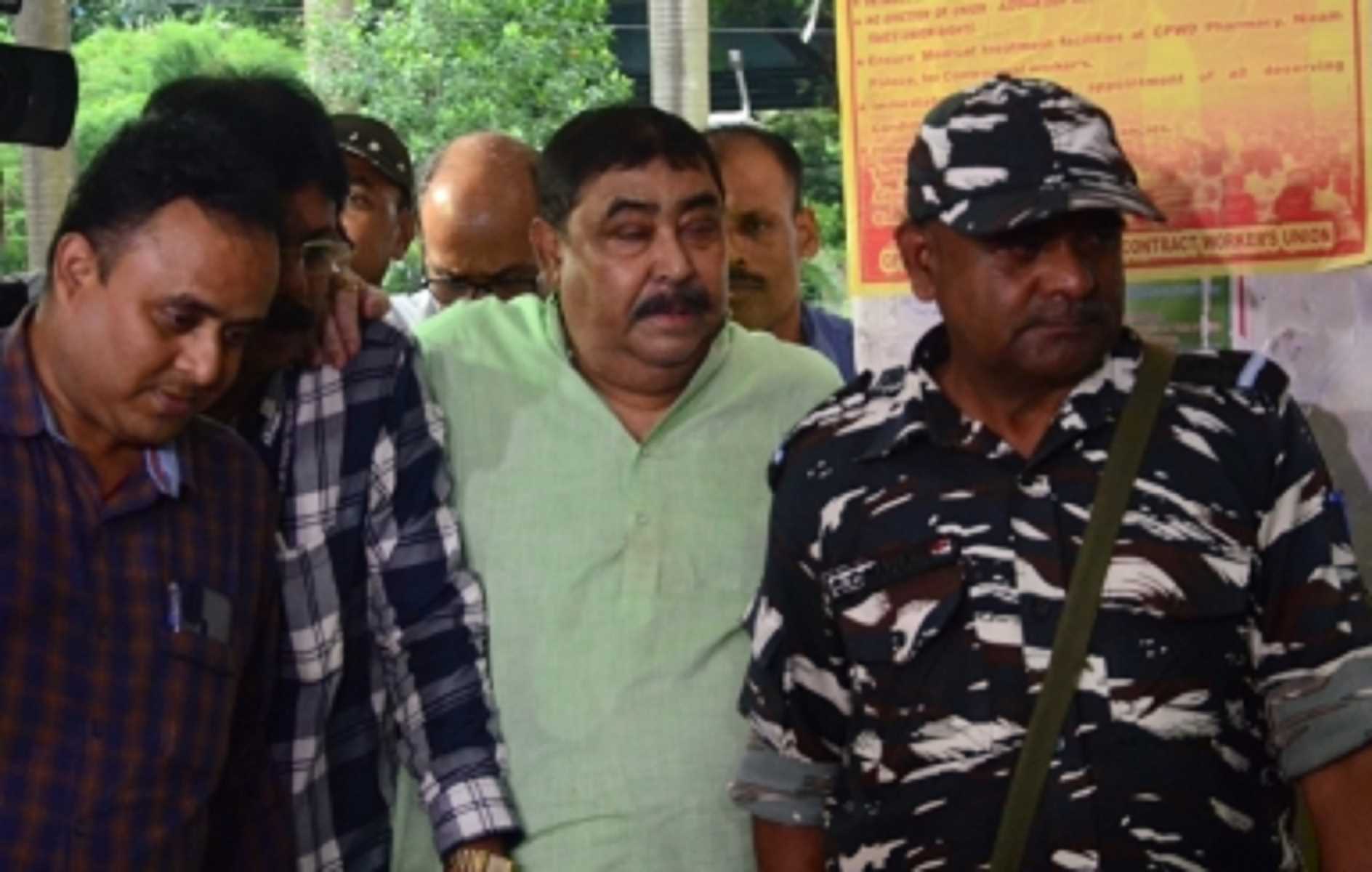 मवेशी घोटाला: अनुब्रत मंडल की न्यायिक हिरासत 14 दिनों के लिए बढ़ाई गई मवेशी घोटाला: अनुब्रत मंडल की न्यायिक हिरासत 14 दिनों के लिए बढ़ाई गई