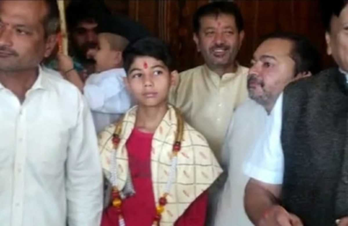 सुरक्षा में सेंध : कर्नाटक में पीएम को नाबालिग ने गिफ्ट की माला, एफएसएल टेस्ट के लिए भेजी गई