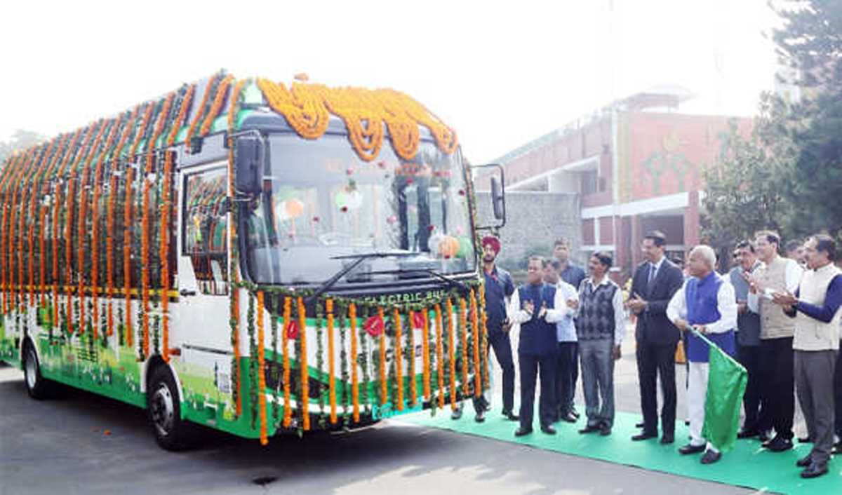 चंडीगढ़ में 60 बसों को दिखाई गई हरी झंडी चंडीगढ़ में 60 बसों को दिखाई गई हरी झंडी
