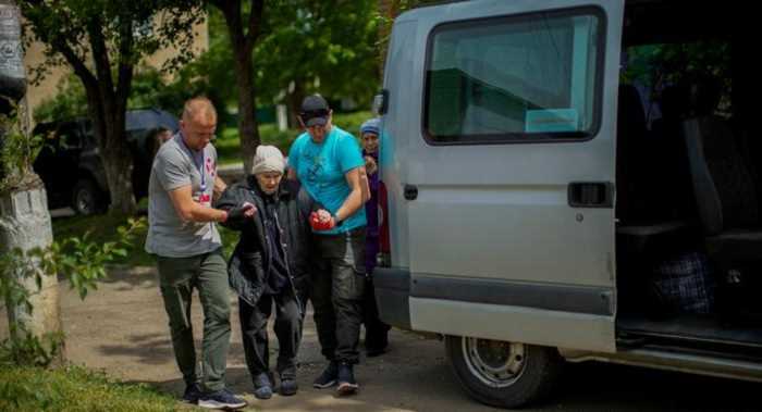 यूक्रेन युद्ध: महिलाओं, बच्चों और बुजुर्गों को जान की बाजी लगाकर बचाते ड्राइवर