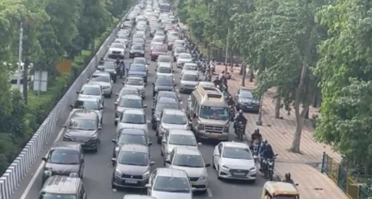 किसानों के दिल्ली कूच से कई रास्तों पर ट्रैफिक जाम, बॉर्डर पर पुलिस का सख्त पहरा किसानों के दिल्ली कूच से कई रास्तों पर ट्रैफिक जाम, बॉर्डर पर पुलिस का सख्त पहरा