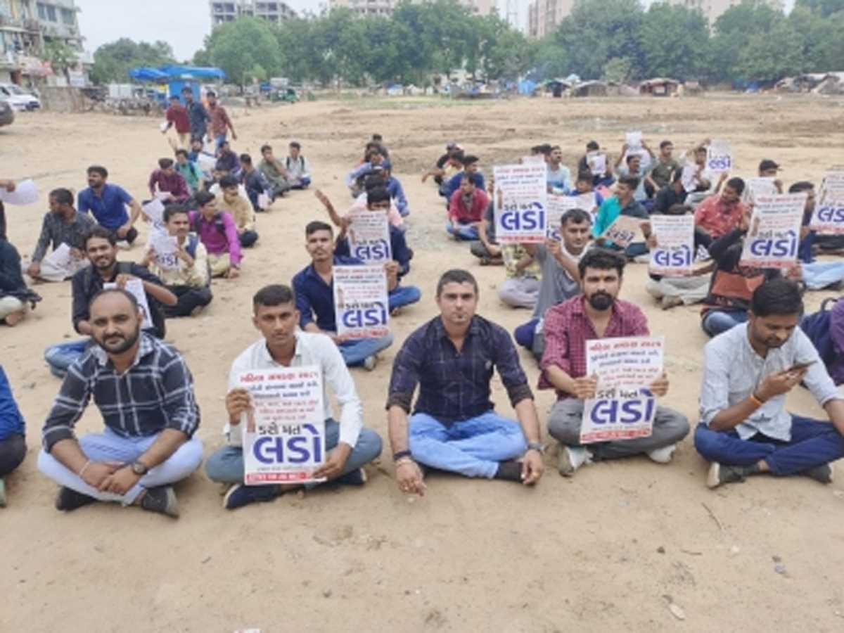 गुजरात सरकार कर रही आउटसोर्सिग, राज्य के सामाजिक-आर्थिक हालात बिगड़ने का अंदेशा