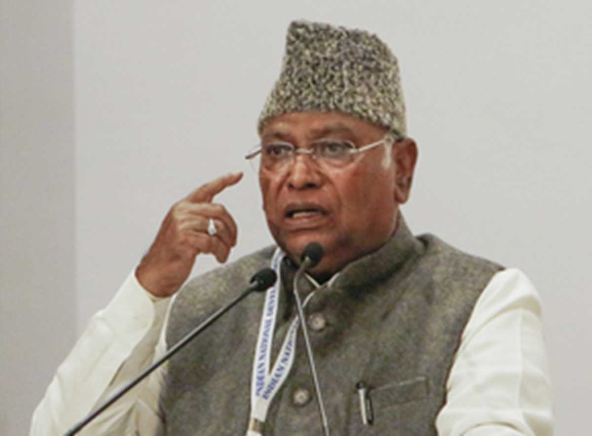 विदेश नीति पर अपनी मर्जी से काम कर रहे हैं पीएम मोदी: मालदीव विवाद पर खड़गे