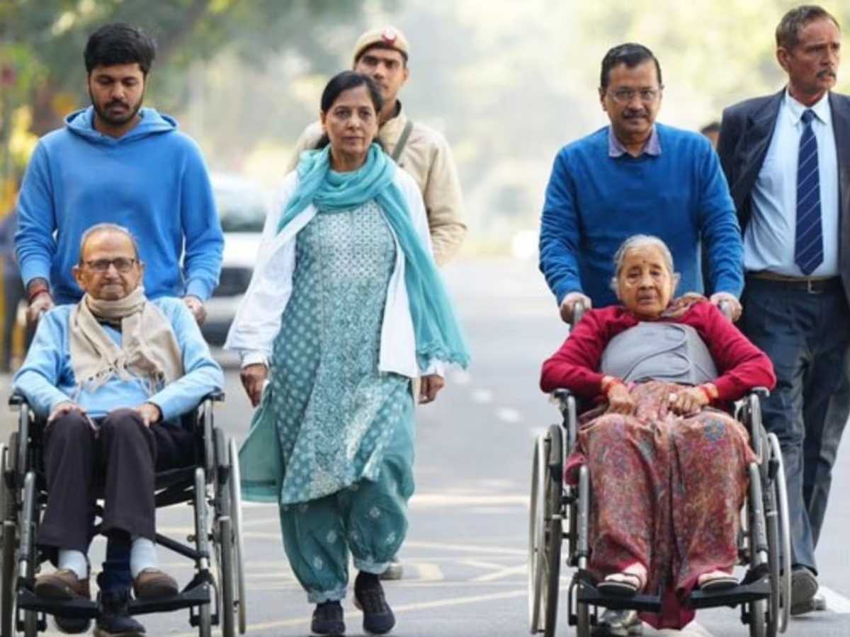 केजरीवाल ने माता-पिता, पत्नी और बेटे के साथ डाला वोट, जनता से की वोट डालने की अपील