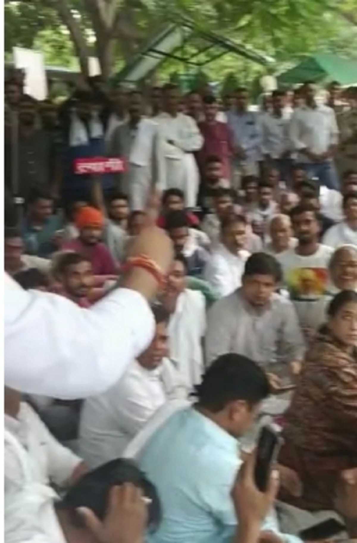 नोएडा में ग्रैंड ओमेक्स के बाहर शुरू हुआ त्यागी समाज का धरना अभी भी जारी