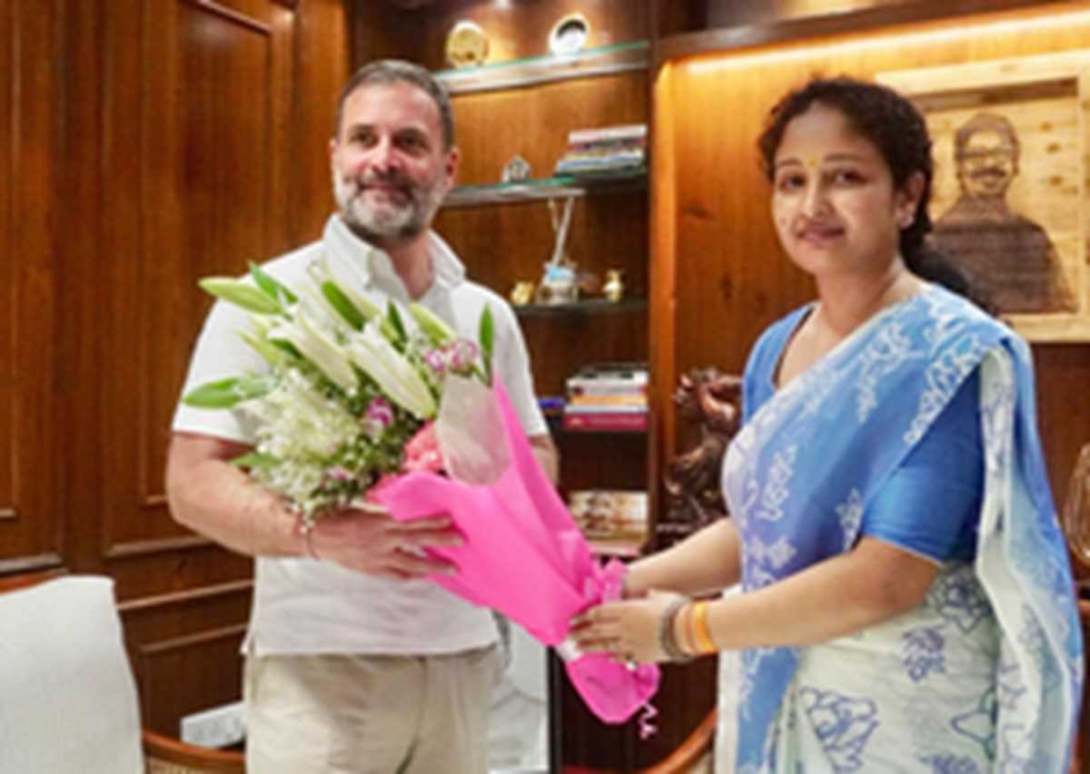 हेमंत सोरेन की पत्नी कल्पना से मिले राहुल गांधी, लड़ाई में साथ देने का दिया भरोसा