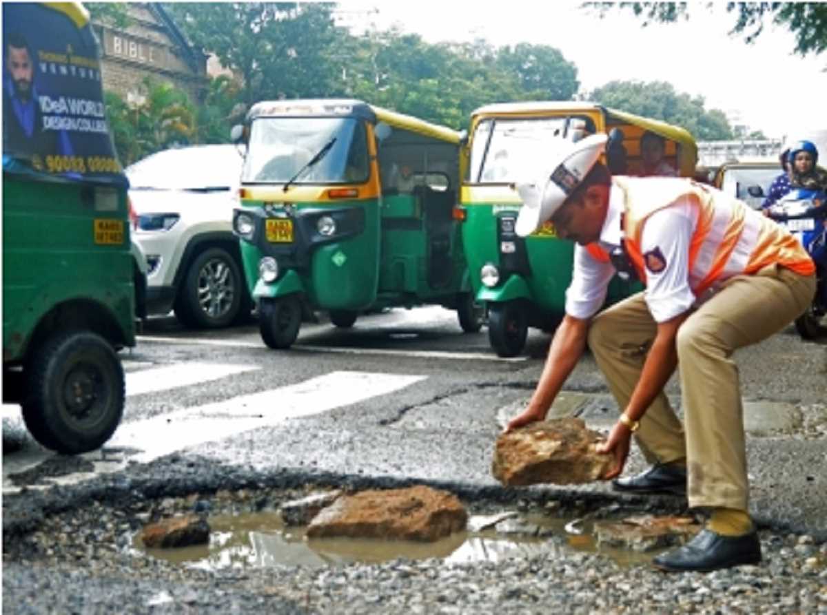 बेंगलुरु की सड़कों में गड्ढों को लेकर कर्नाटक हाईकोर्ट ने सत्तारूढ़ भाजपा की खिंचाई की