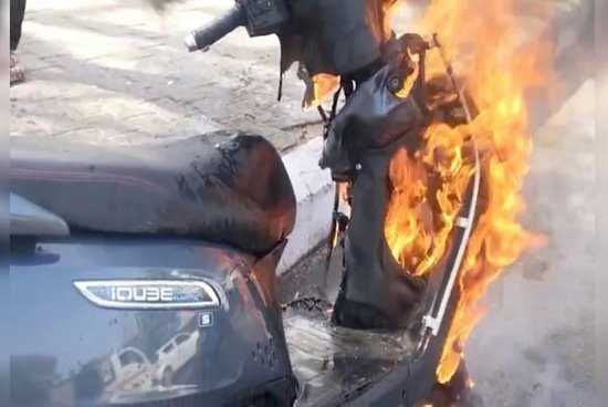 ग्रेटर नोएडा में चार्जिंग के दौरान स्कूटी में लगी आग