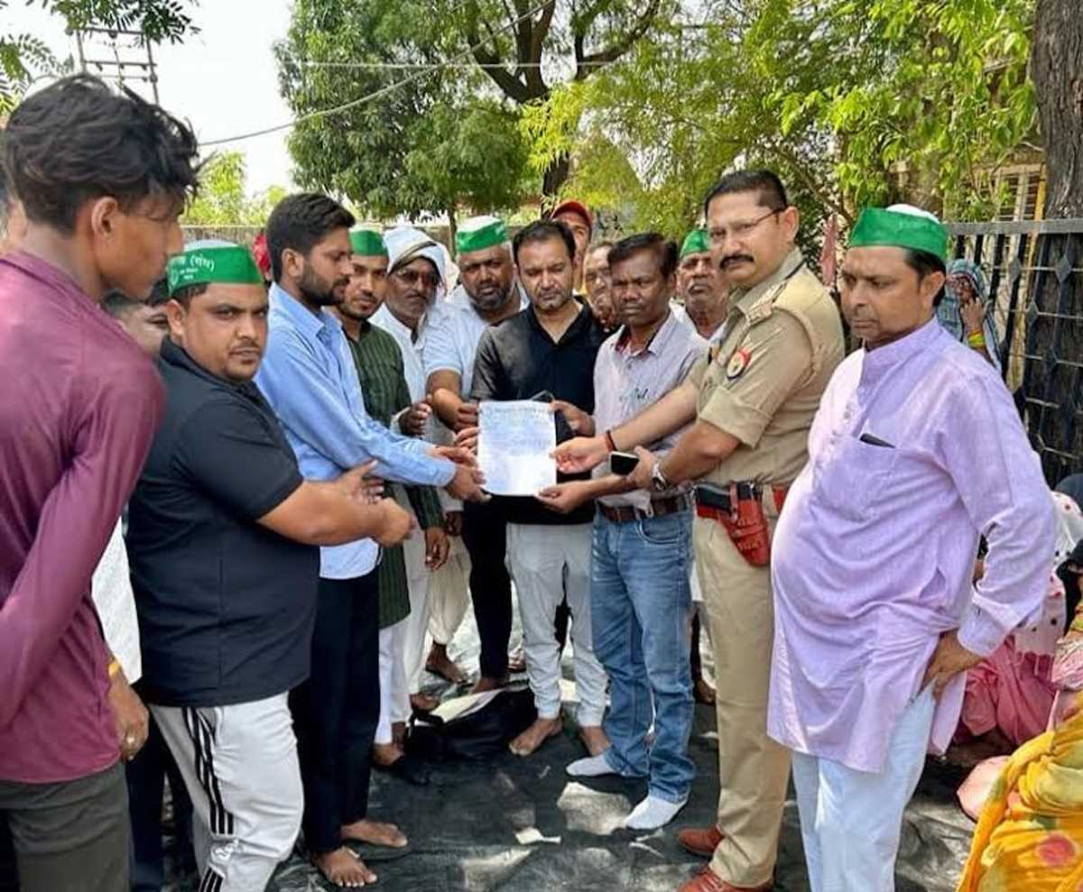 मुआवजे की मांग को लेकर बिजली घर पर किया प्रदर्शन