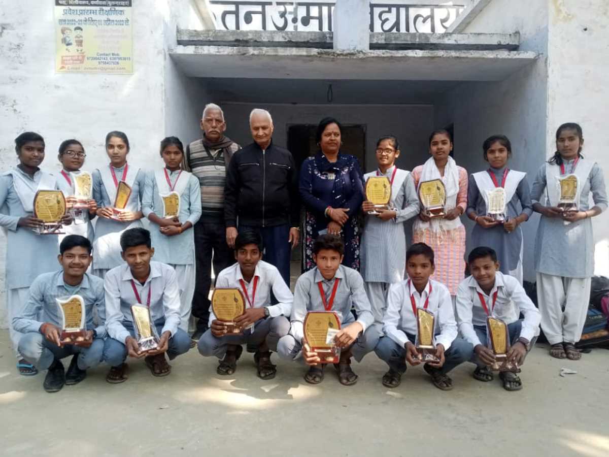 उत्कृष्ट विद्यार्थियों को पुरस्कार देकर किया सम्मानित