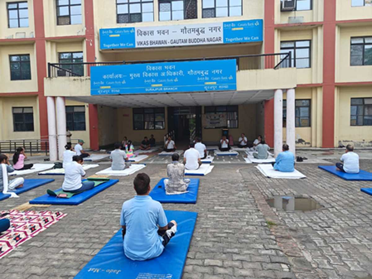 ग्रेटर नोएडा : सरकारी और कॉरपोरेट संस्थानों में लोग कर रहे योग, मॉल में भी आयोजन ग्रेटर नोएडा : सरकारी और कॉरपोरेट संस्थानों में लोग कर रहे योग, मॉल में भी आयोजन