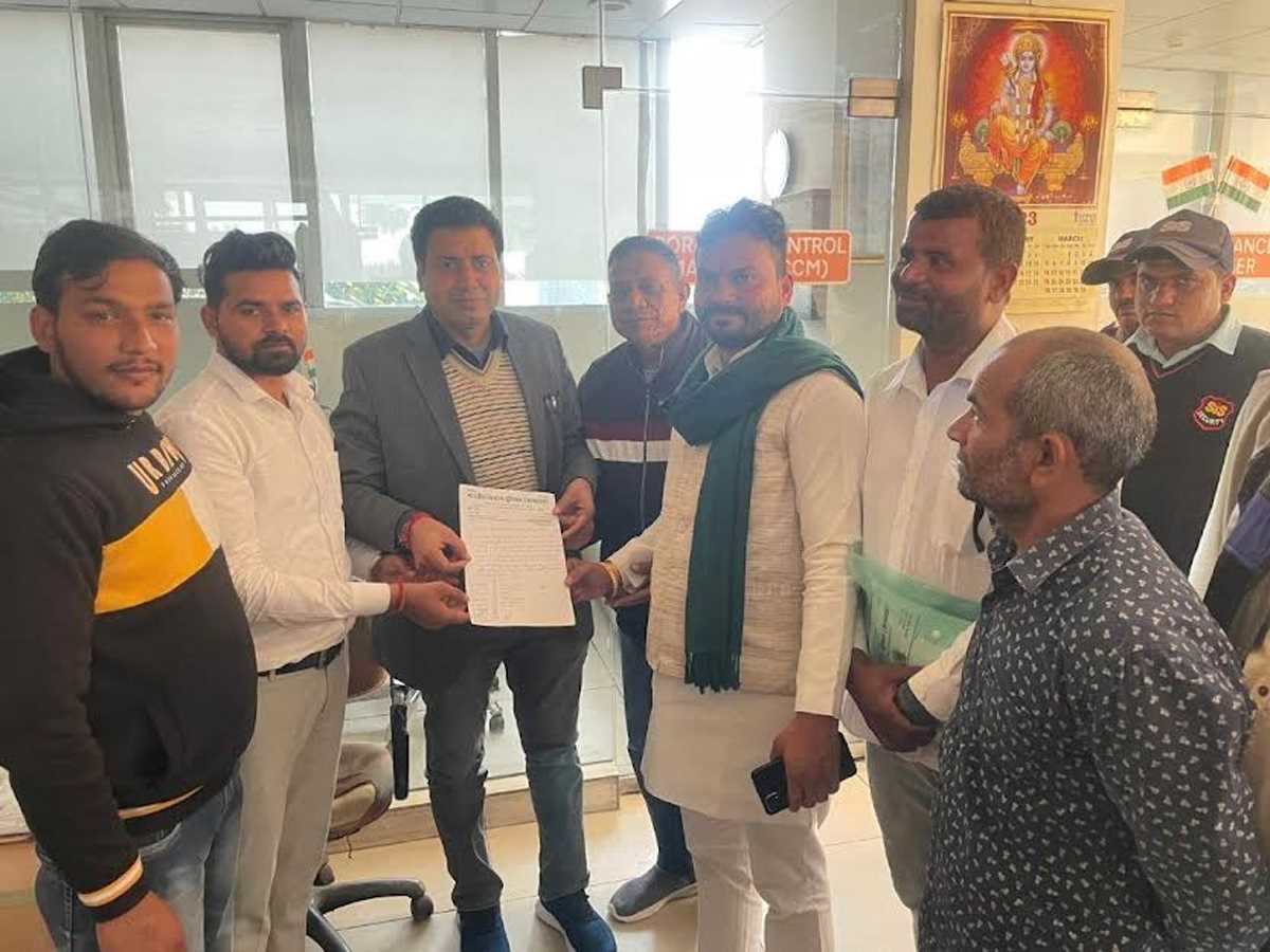 बीकेयू अन्नदाता ने टोल प्लाजा प्रबंधक को सौंपा ज्ञापन