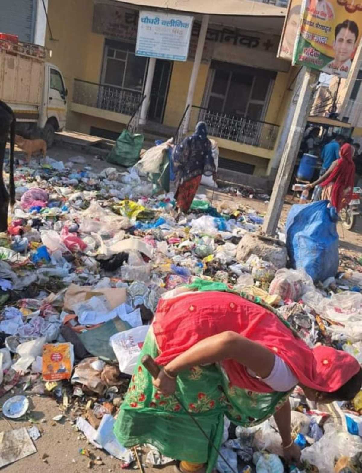 नगर पालिका की मनमानी, क्लीनिक के सामने लगाए रहते हैं कूड़े का अंबार
