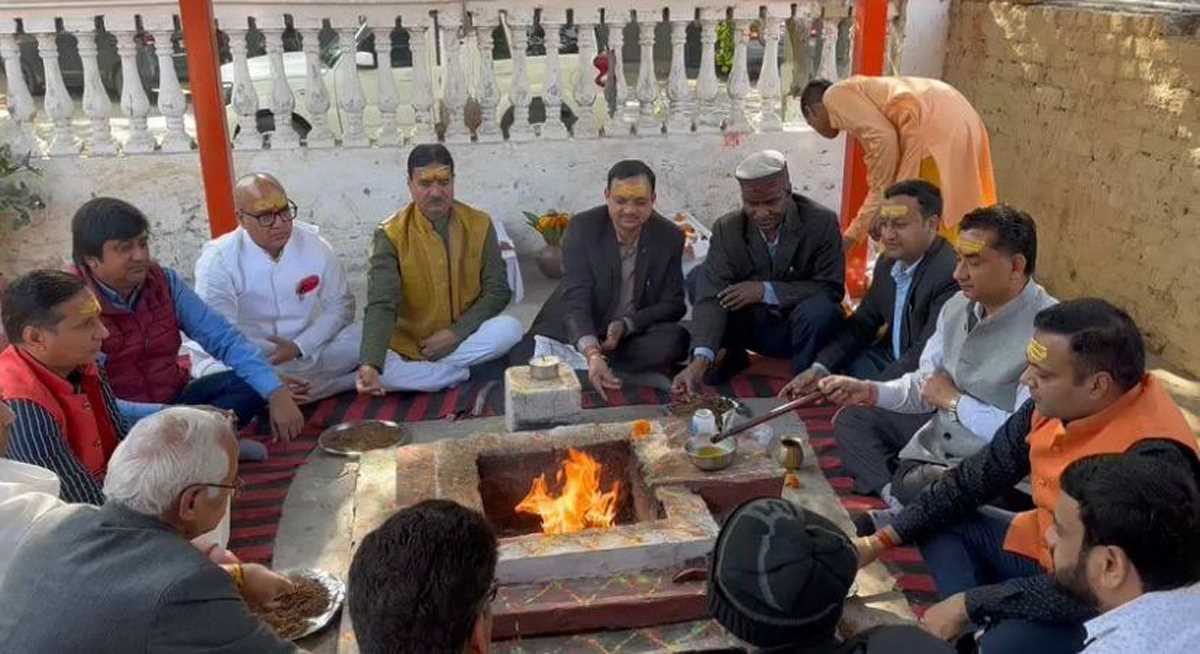 मंगलमय परिवार ने गुरुकुल में हवन कर, शिक्षा के लिए दी सहयोग राशि