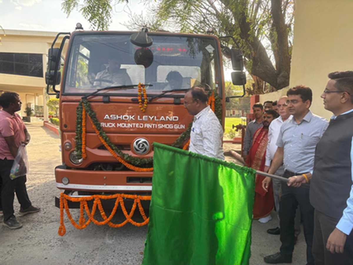 नोएडा : वायु प्रदूषण और सीवर सफाई के लिए नई तकनीक से लैस मशीनरी को सीईओ ने दिखाई हरी झंडी