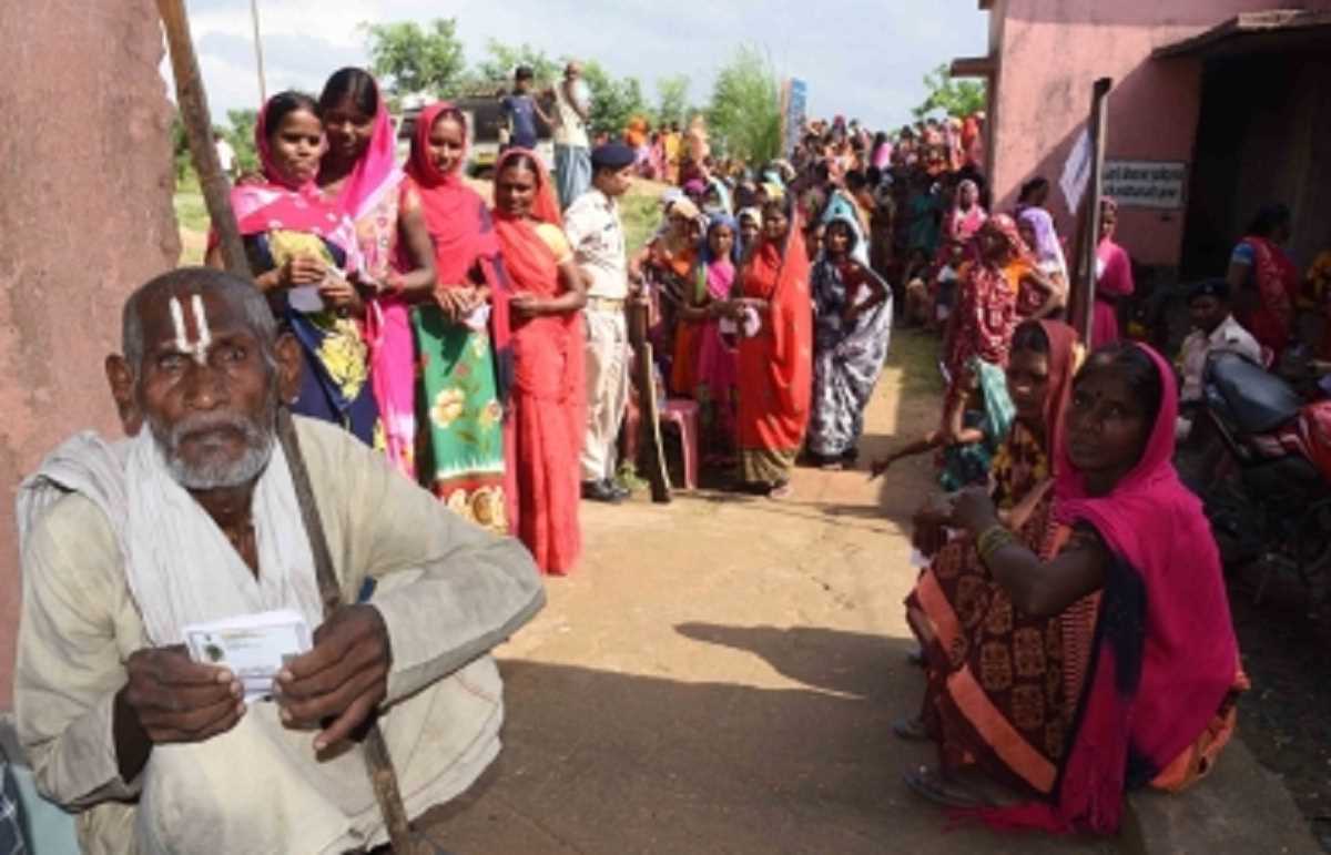 कड़ी सुरक्षा व्यवस्था के बीच कुढ़नी विधानसभा उपचुनाव में मतदान जारी