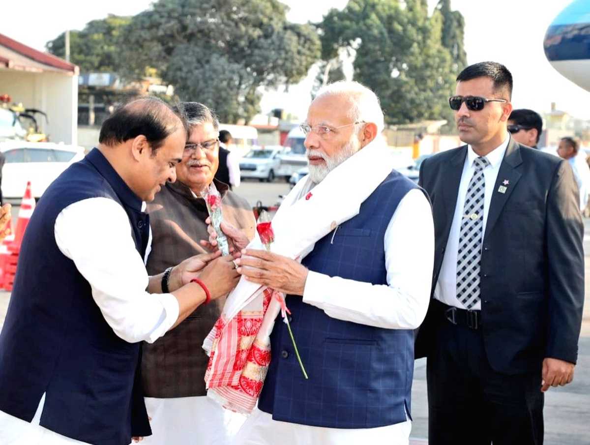 गुवाहाटी में पीएम का भव्य स्वागत, 5 हजार कलाकारों ने बिहू नृत्य किया