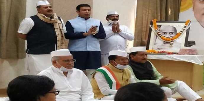मुख्यमंत्री भूपेश बघेल ने महात्मा गांधी के महान कार्यों को याद किया और बोले - बापू जिंदा हैं... मुख्यमंत्री भूपेश बघेल ने महात्मा गांधी के महान कार्यों को याद किया और बोले - बापू जिंदा हैं...