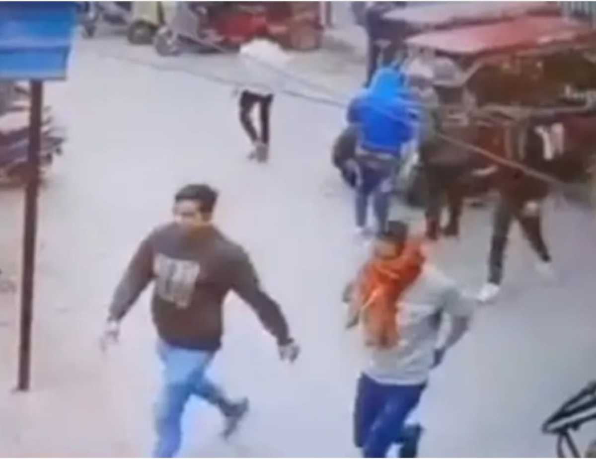 पुलिस पर फर्जी एनकाउंटर का लगाया आरोप : युवक को घर से ले जाने का वीडियो वायरल, अधिकारियों ने दिए जांच के आदेश